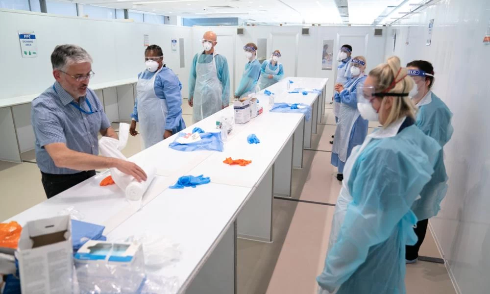 Πώς ο κορονoϊός μολύνει μερικούς αλλά όχι όλους τους ανθρώπους μέσα σε κλειστούς χώρους